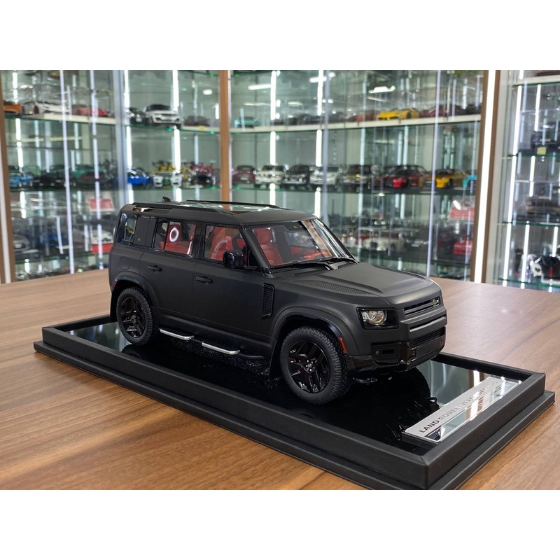 1/18 Resin MotorHelix Land Rover Defender 110 Matt Black Limited 50 pcs