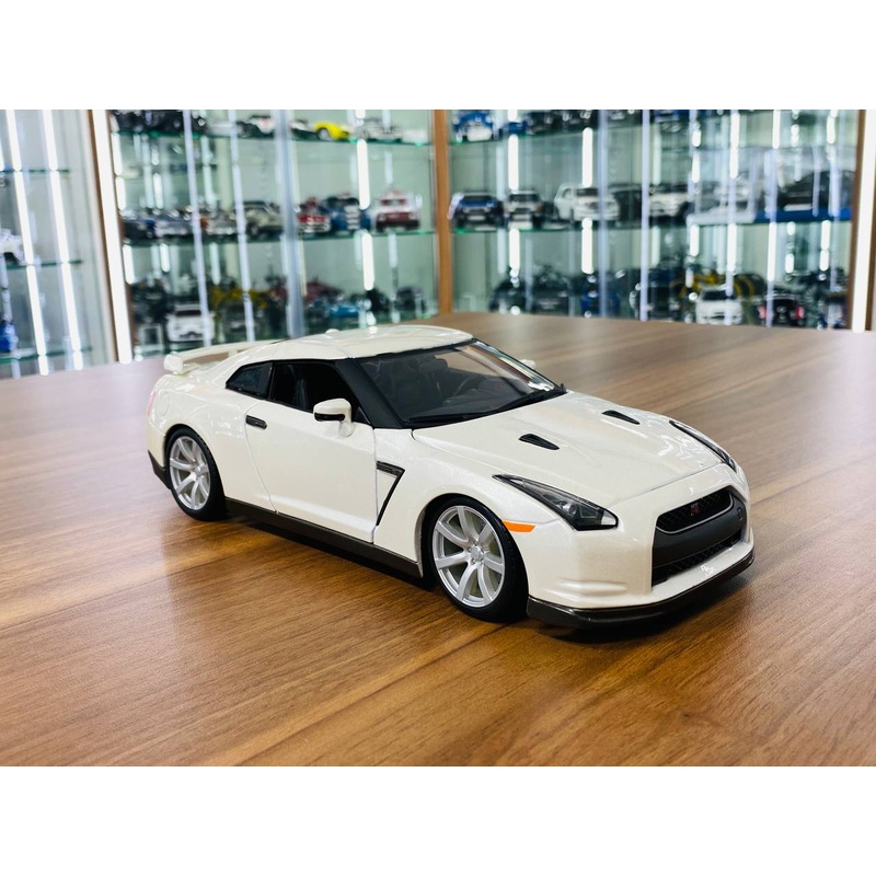 1/18 Diecast 2009 Nissan GT-R R35 Pearl White Bburago Scale Model Car