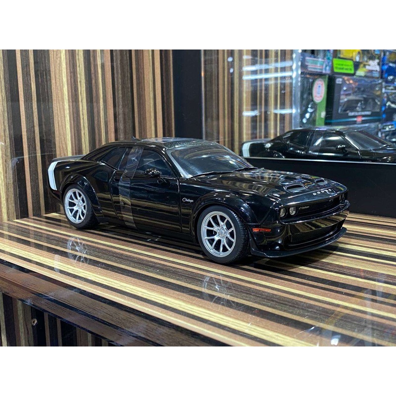 1/18 Diecast Dodge Challenger SRT WIDEBODY 2023 Black Solido Model Car