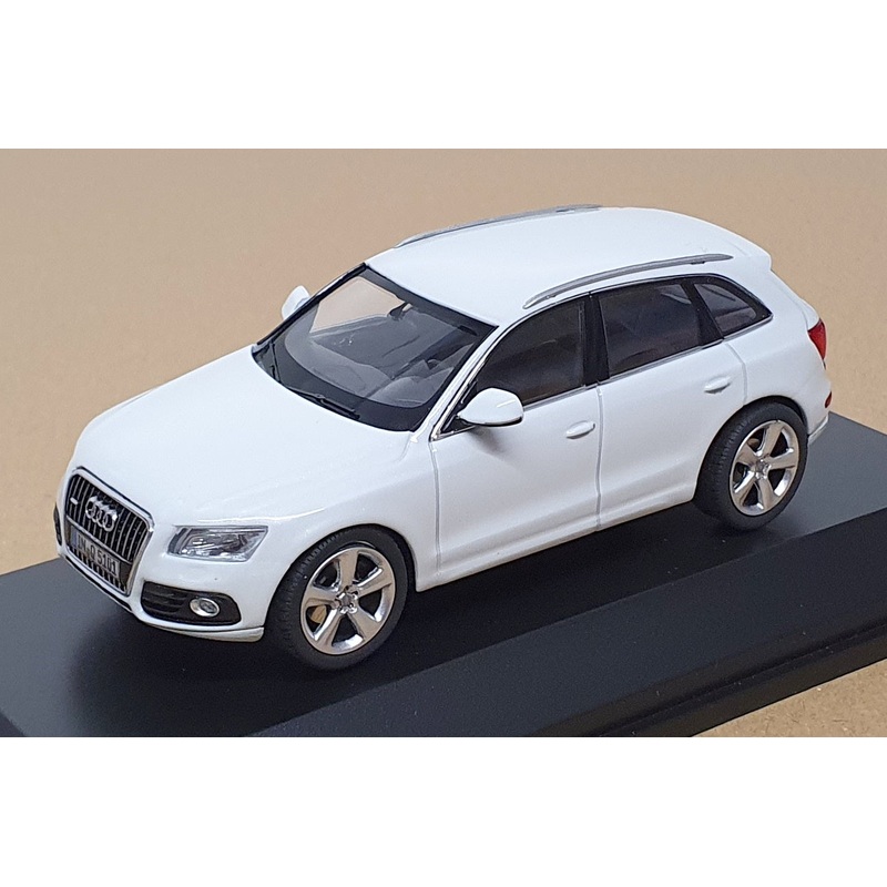 Schuco 1/43 Scale Diecast 450756000 - Audi Q5 - White