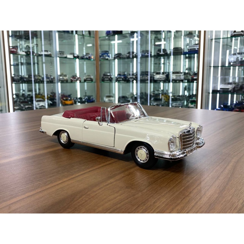 1/18 Diecast Maisto Mercedes Benz 280SE 1967
