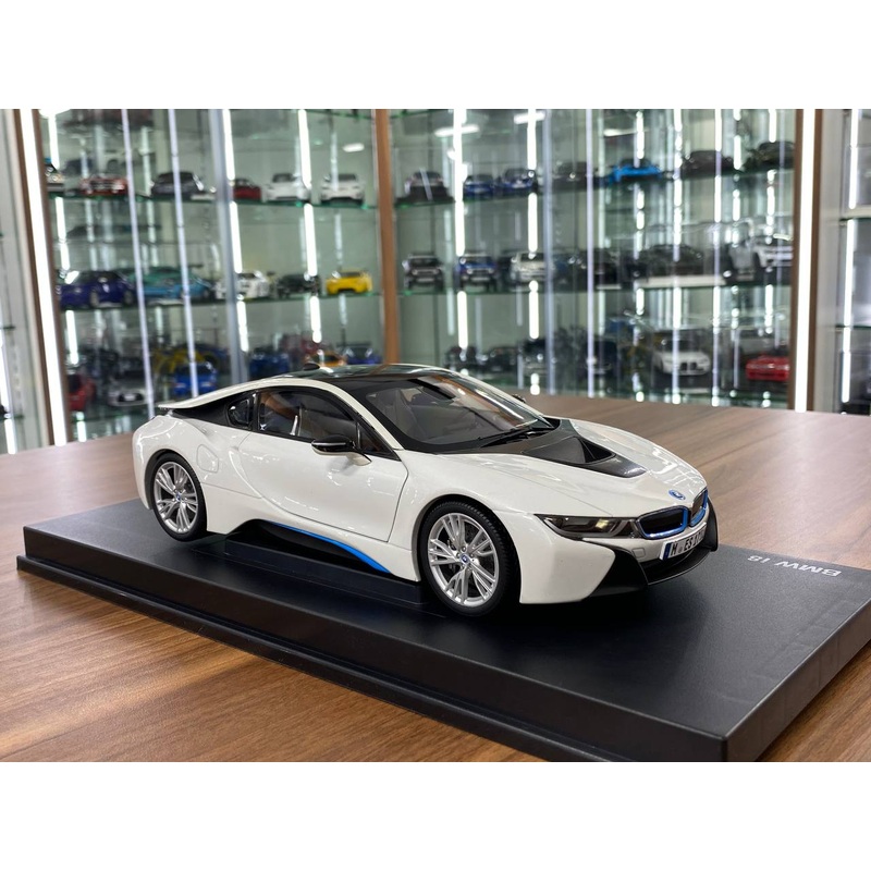 1/18 Diecast Full Opening  Minichamps Dealer Edition BMW i8  Crystal White