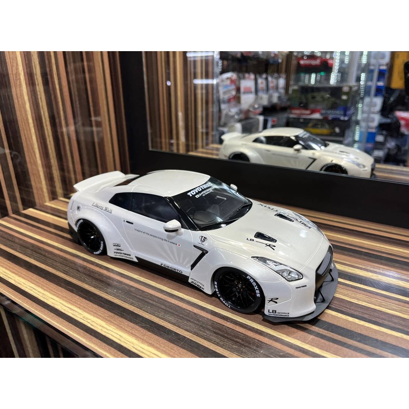 GT Spirit Nissan GTR R35 LBWK - 1/18 Resin Model, Not Opening - White