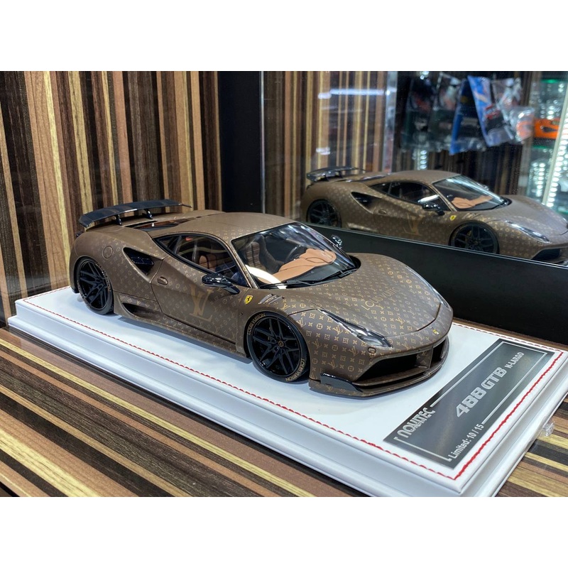 Davis & Giovanni Ferrari 488 GTB N-Largo - 1/18 Resin Model, Matt Brown / Gold Monogram